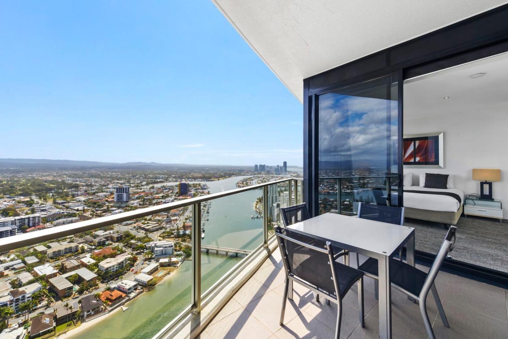 Circle On Cavill - Hosted By Coastal Letting Apartman Gold Coast Kültér fotó