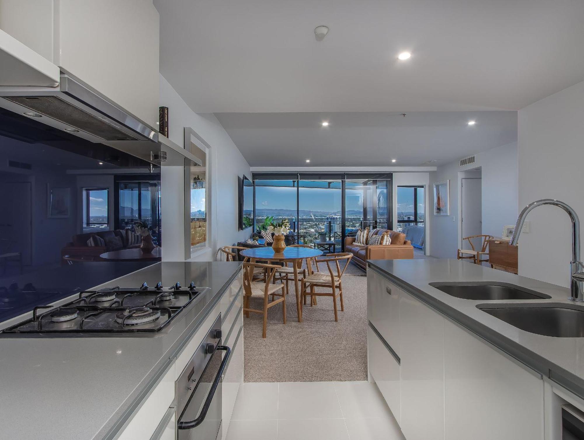 Circle On Cavill - Hosted By Coastal Letting Apartman Gold Coast Kültér fotó