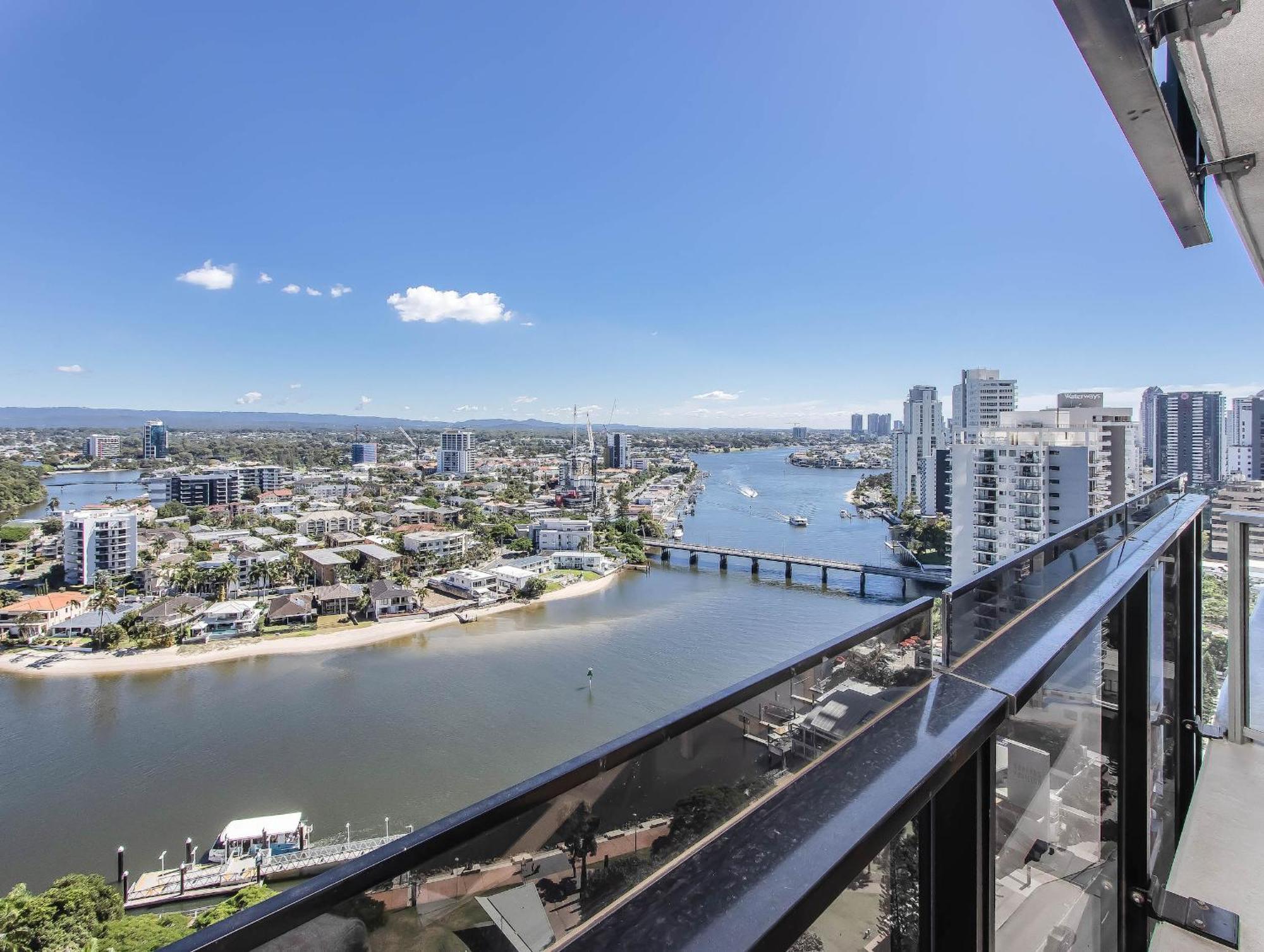 Circle On Cavill - Hosted By Coastal Letting Apartman Gold Coast Kültér fotó