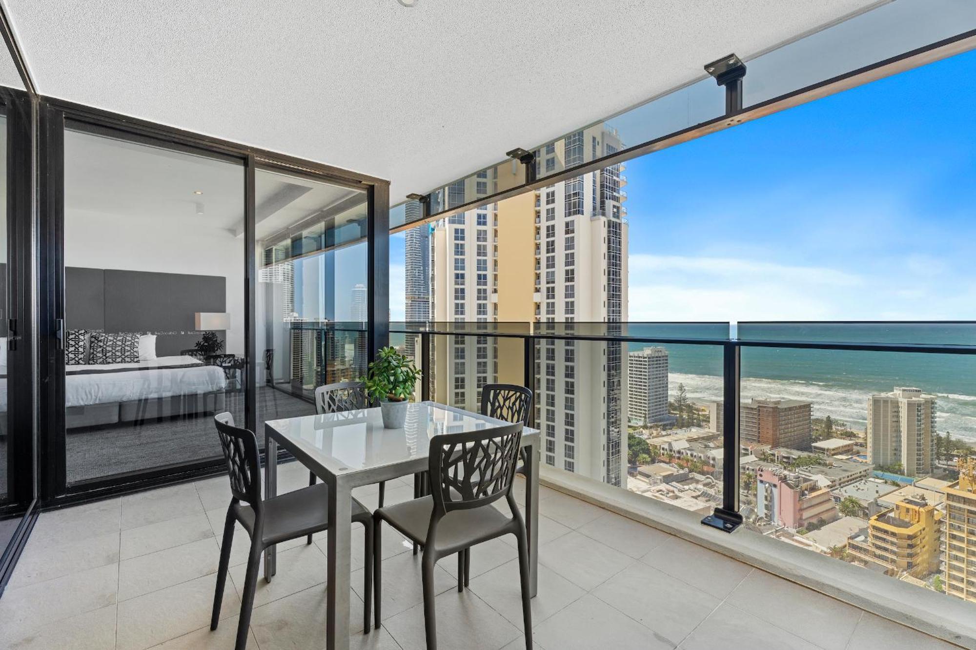 Circle On Cavill - Hosted By Coastal Letting Apartman Gold Coast Kültér fotó