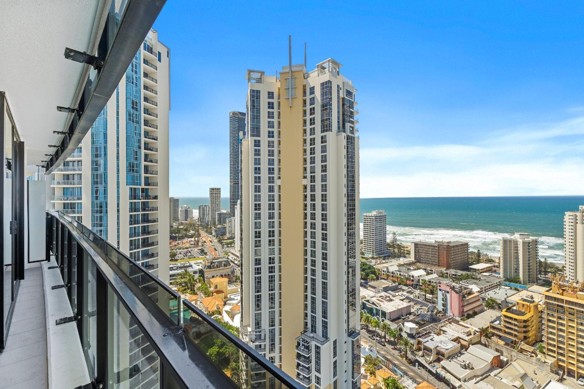 Circle On Cavill - Hosted By Coastal Letting Apartman Gold Coast Kültér fotó