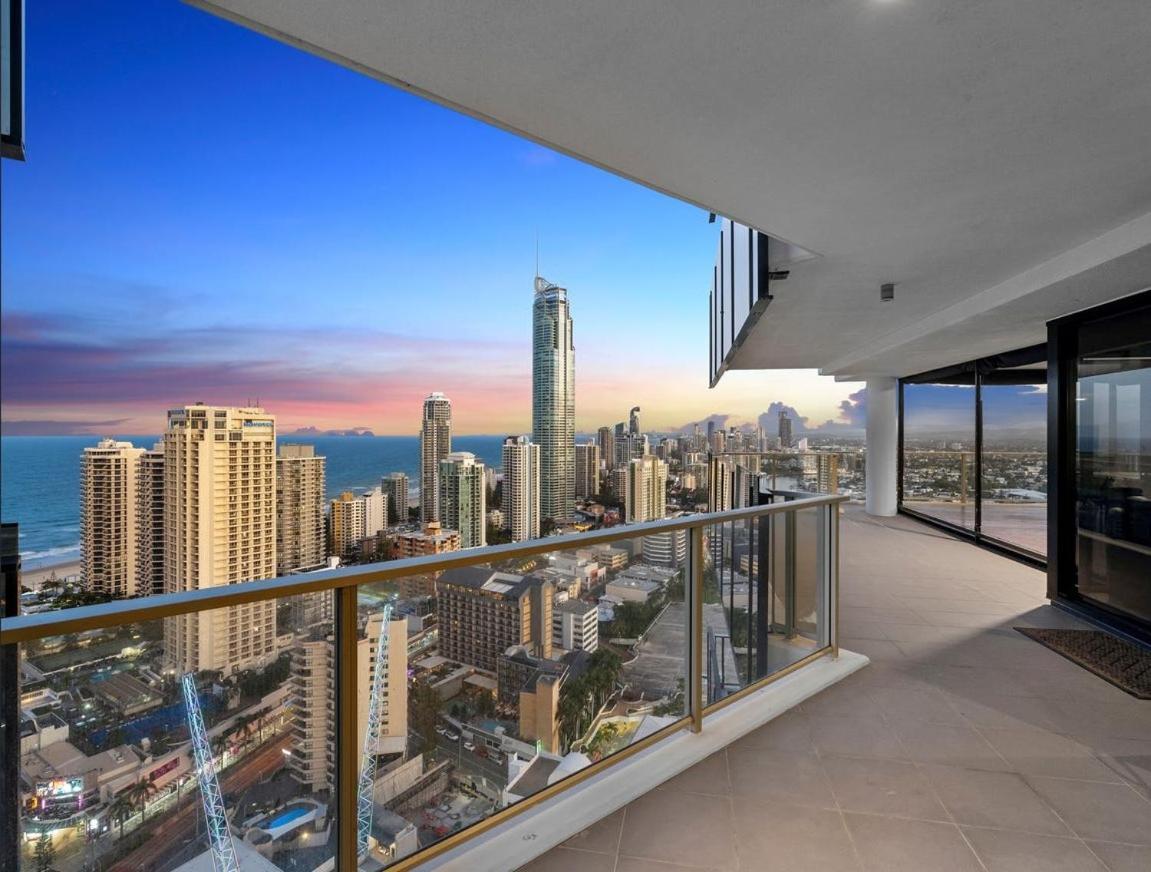 Circle On Cavill - Hosted By Coastal Letting Apartman Gold Coast Kültér fotó