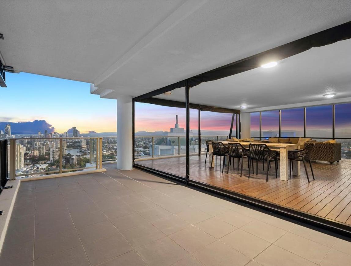 Circle On Cavill - Hosted By Coastal Letting Apartman Gold Coast Kültér fotó