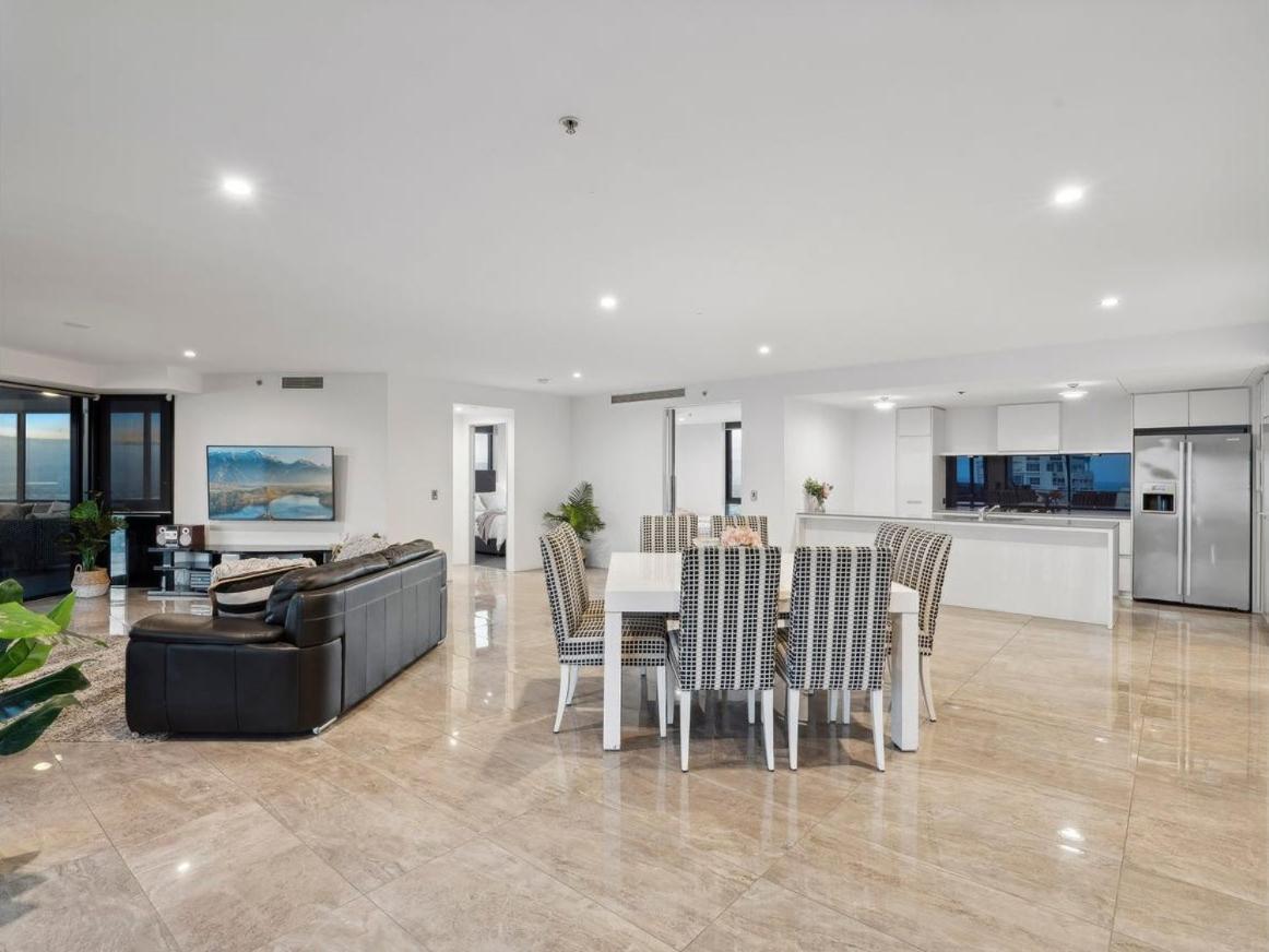 Circle On Cavill - Hosted By Coastal Letting Apartman Gold Coast Kültér fotó